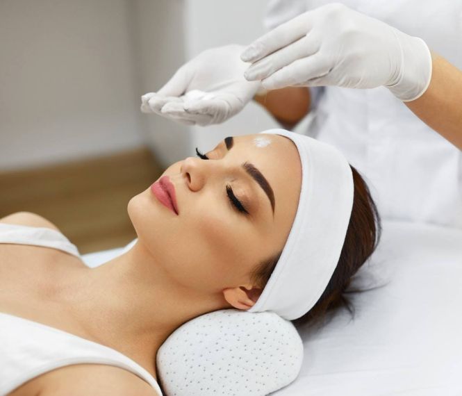 Руки косметолога на лицом девушки