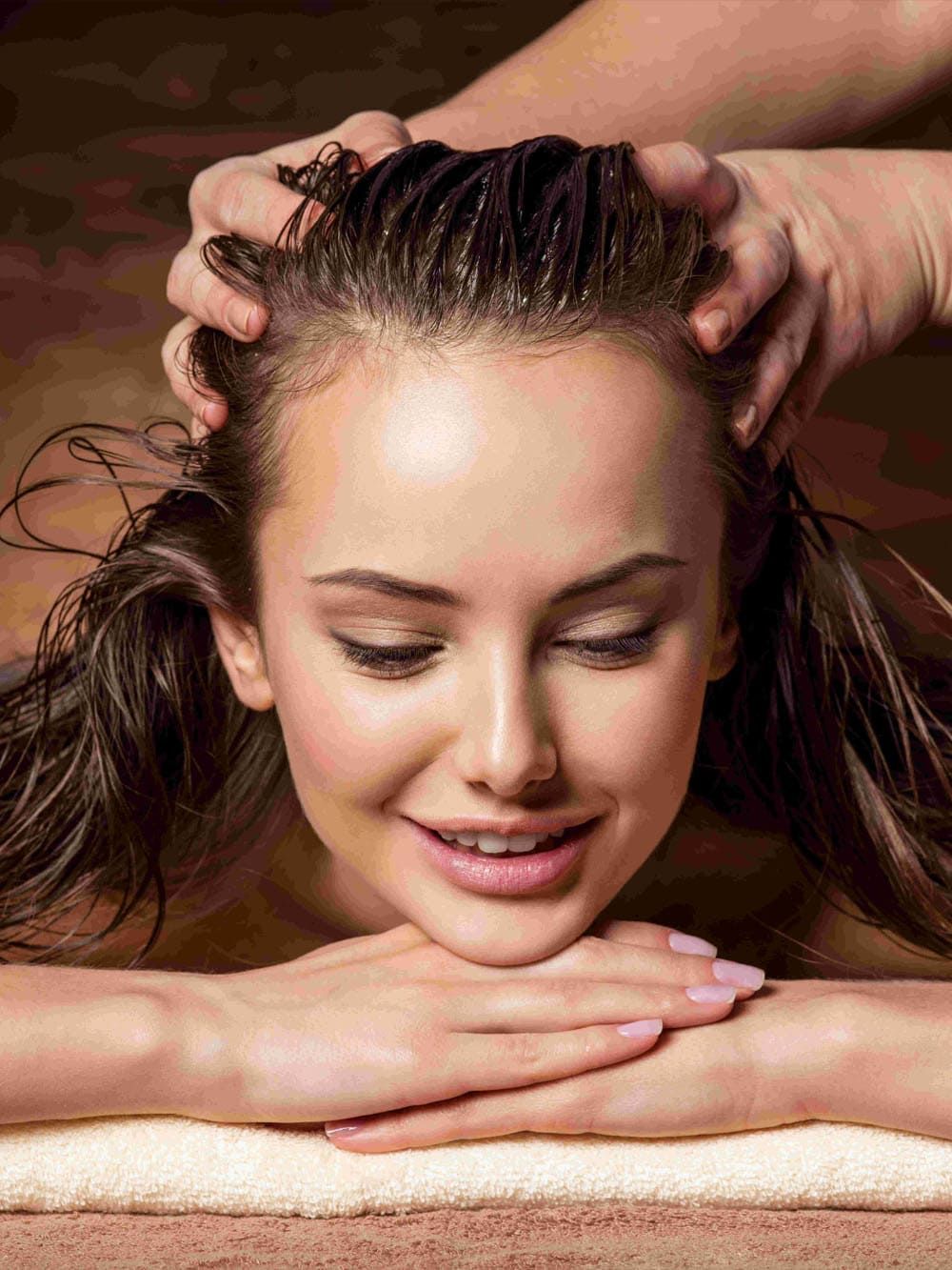 Массаж головы девушки